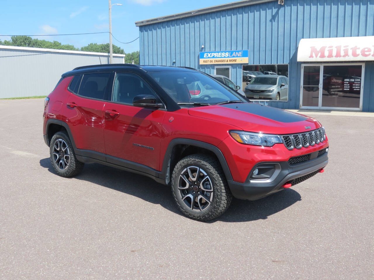 Used 2025 Jeep Compass Trailhawk w/ Trailhawk Convenience Group AWD/4WD image 2