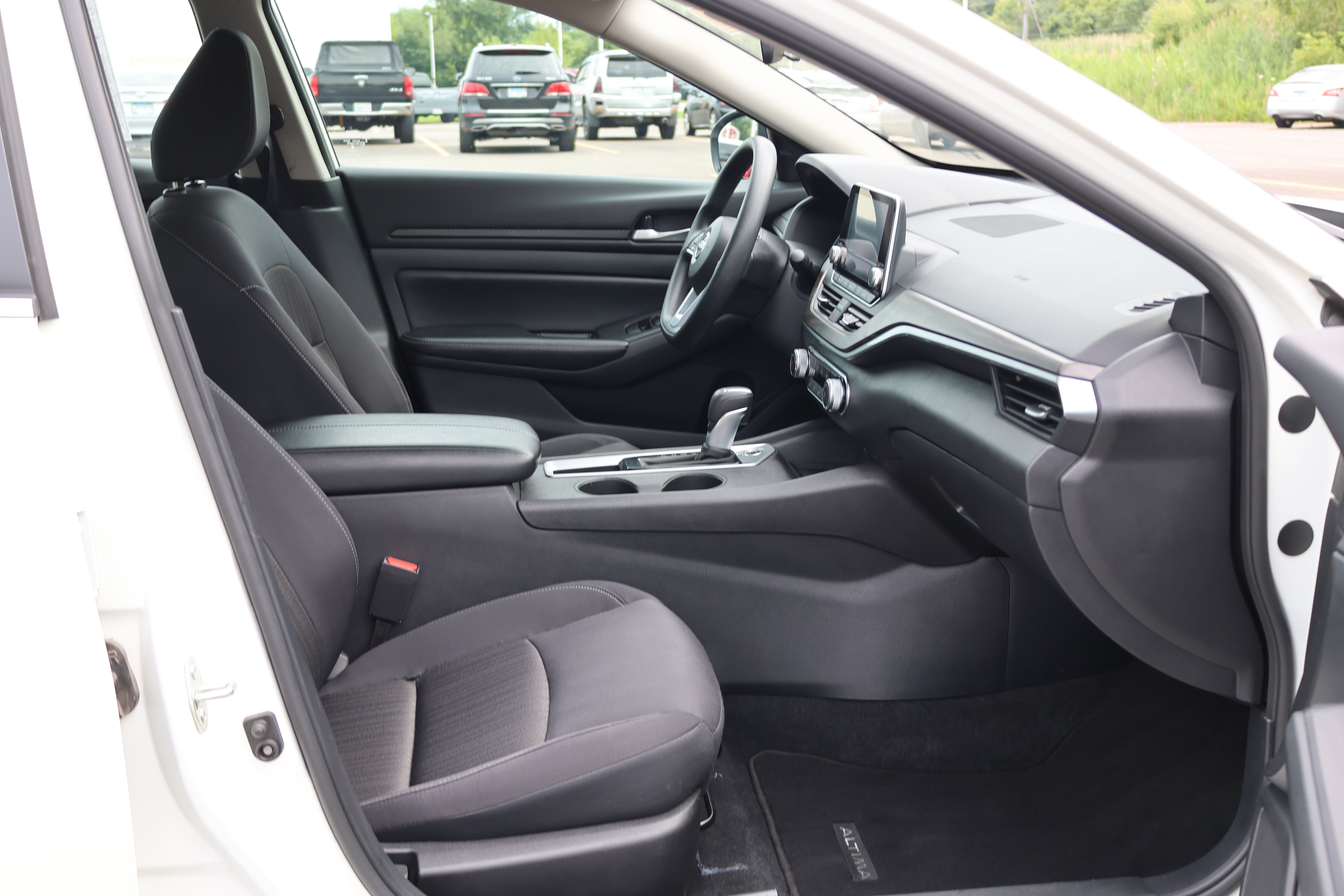 Used 2025 Nissan Altima 2.5 SV FWD image 37