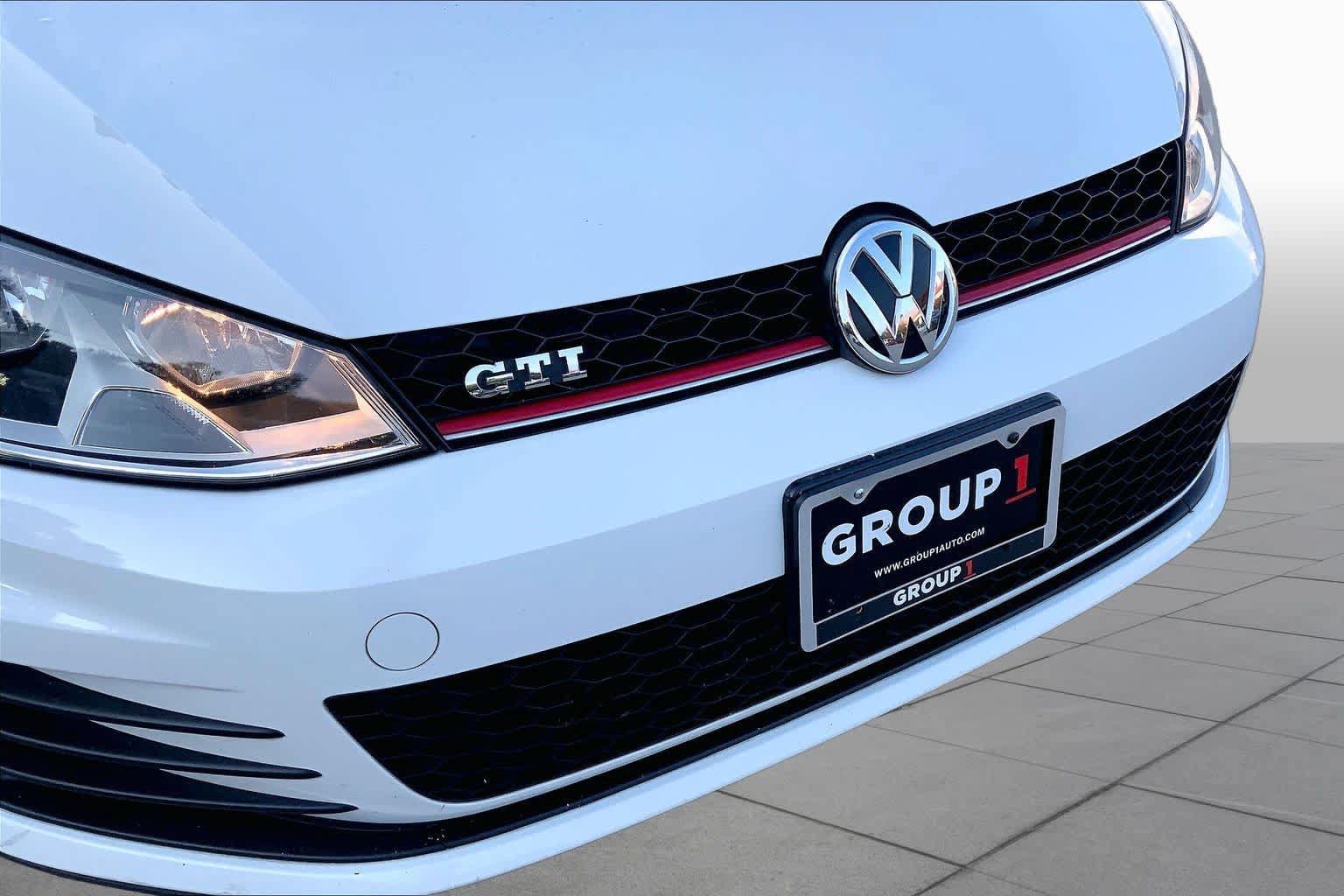 Used 2017 Volkswagen GTI SE FWD image 29