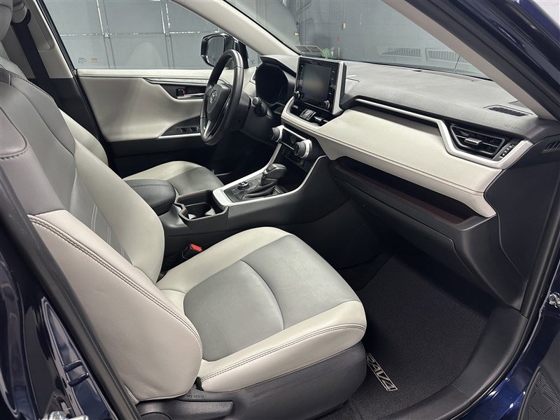 Used 2019 Toyota RAV4 Limited image 11