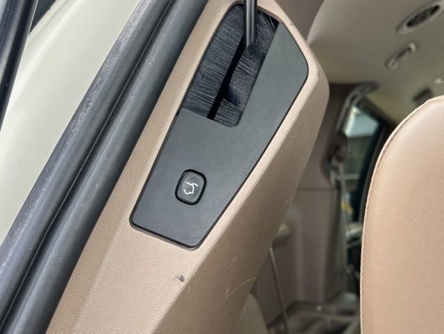 Used 2012 Chrysler Town & Country Limited image 14