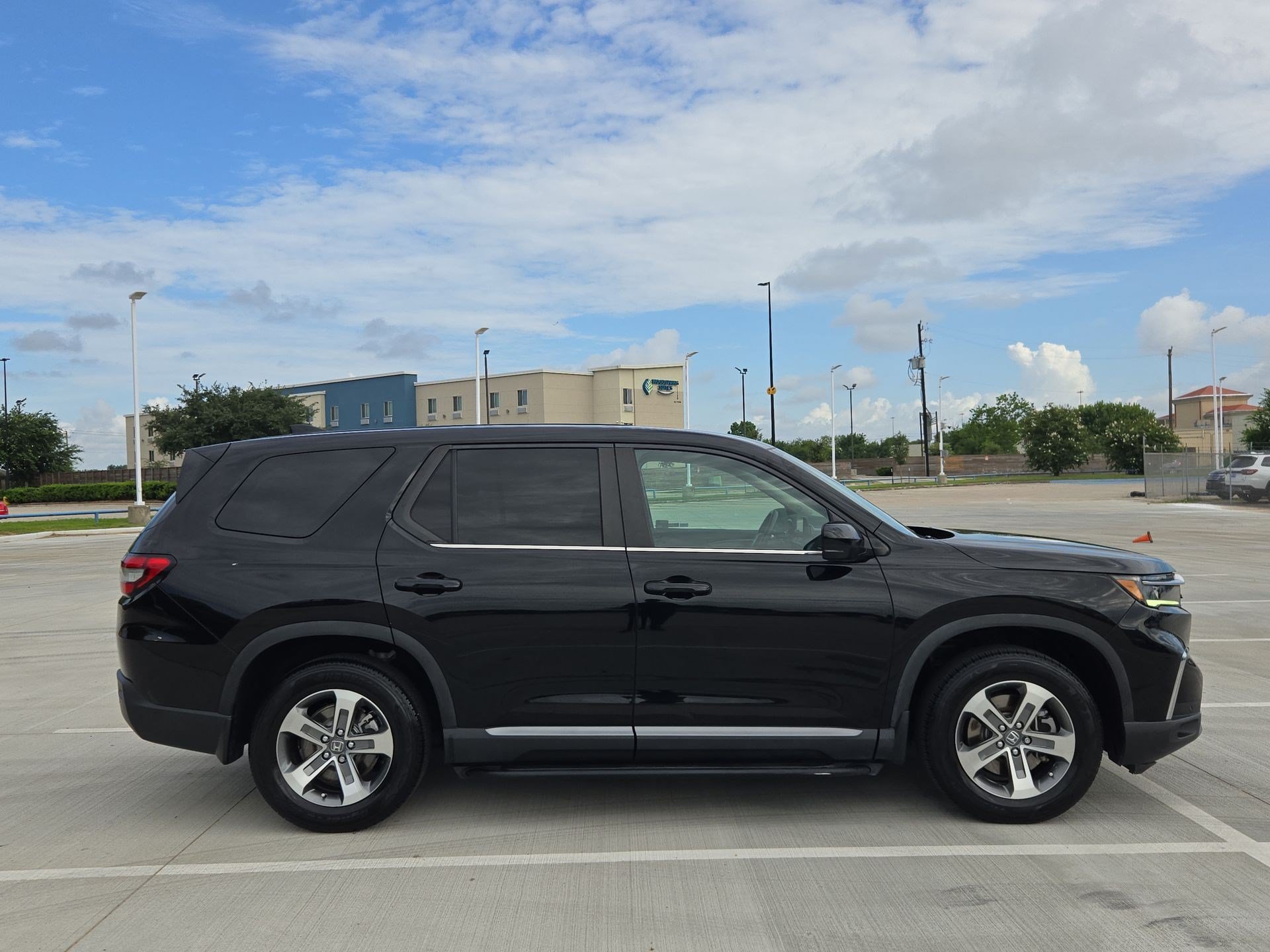 Used 2023 Honda Pilot EX-L image 2