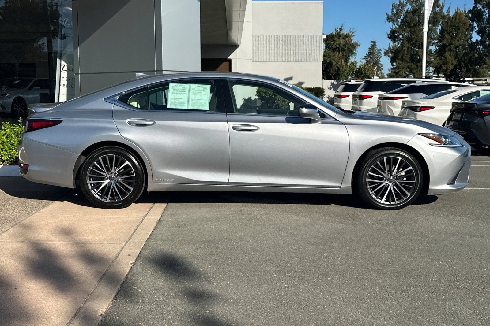 Used 2022 Lexus ES 300h w/ Premium Package FWD image 3