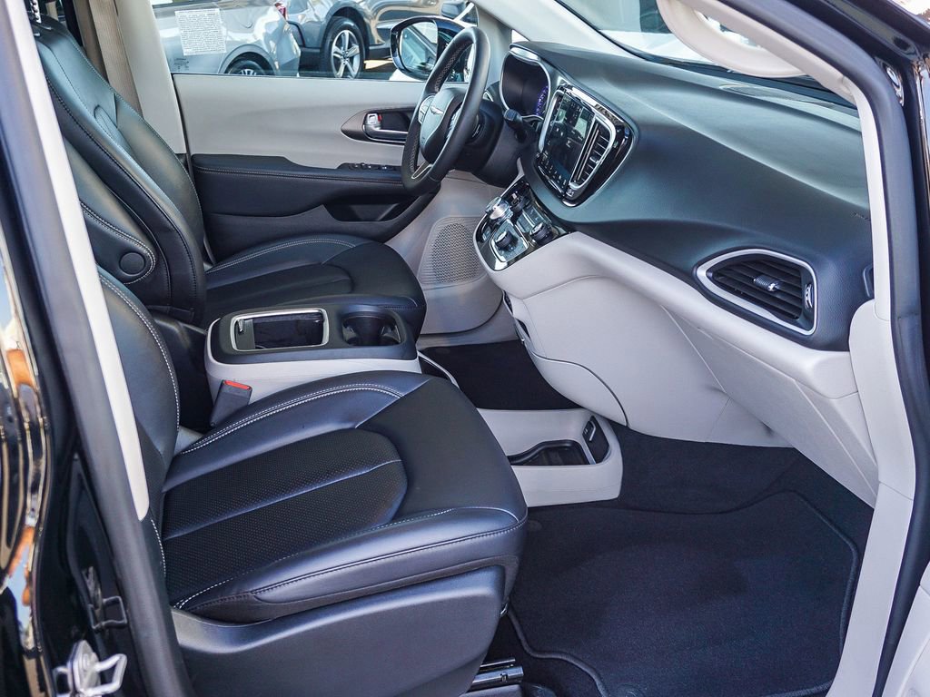 Used 2024 Chrysler Pacifica Touring-L FWD image 13
