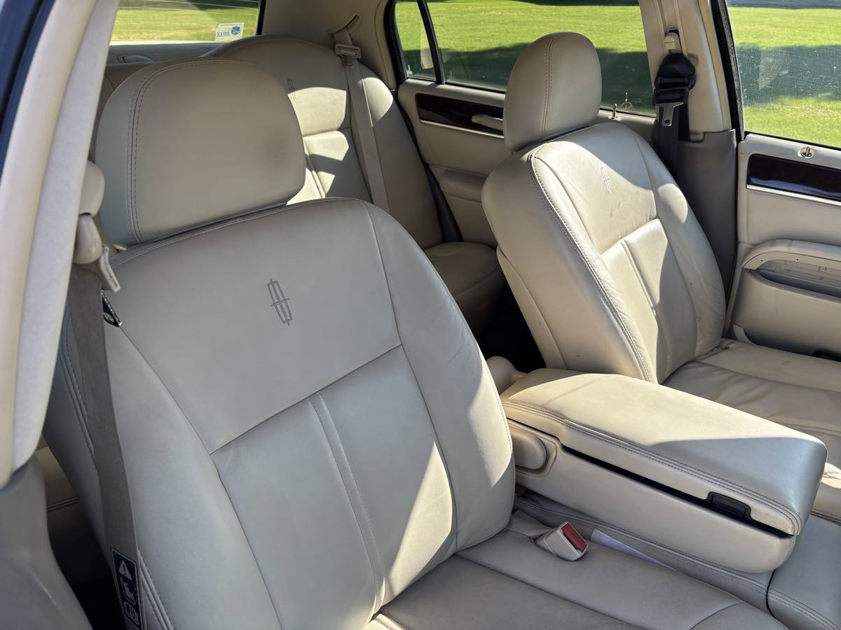 Used 2004 Lincoln Town Car Ultimate RWD image 15