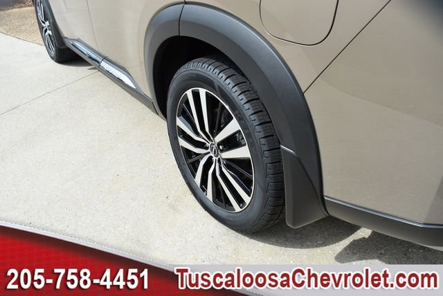 Used 2024 Nissan Pathfinder Platinum FWD image 16