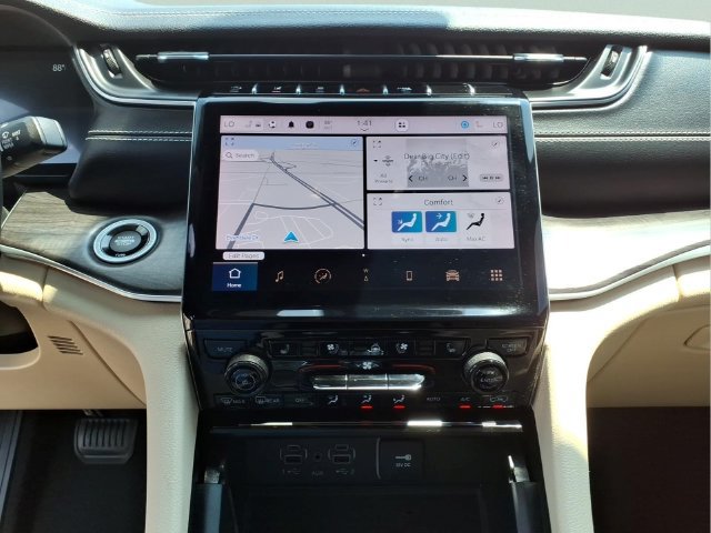 Used 2023 Jeep Grand Cherokee Limited w/ Luxury Tech Group II AWD/4WD image 18