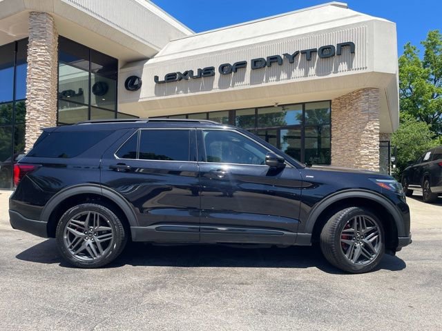 Used 2025 Ford Explorer ST-Line w/ ST-Line Street Pack AWD/4WD image 2