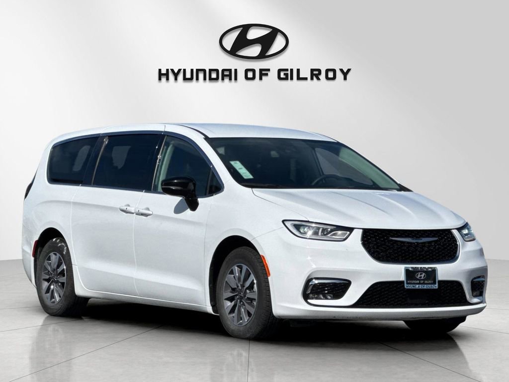 Used 2024 Chrysler Pacifica Select image 7