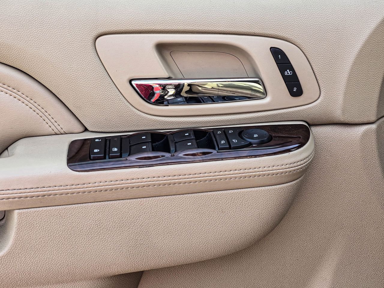 Used 2014 Cadillac Escalade Luxury AWD/4WD image 12