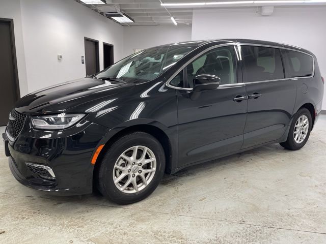 Used 2023 Chrysler Pacifica Touring-L image 4