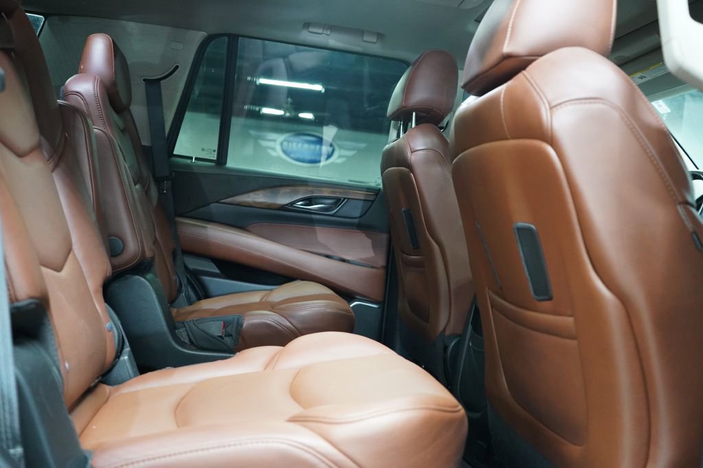 Used 2020 Cadillac Escalade Premium Luxury RWD image 19