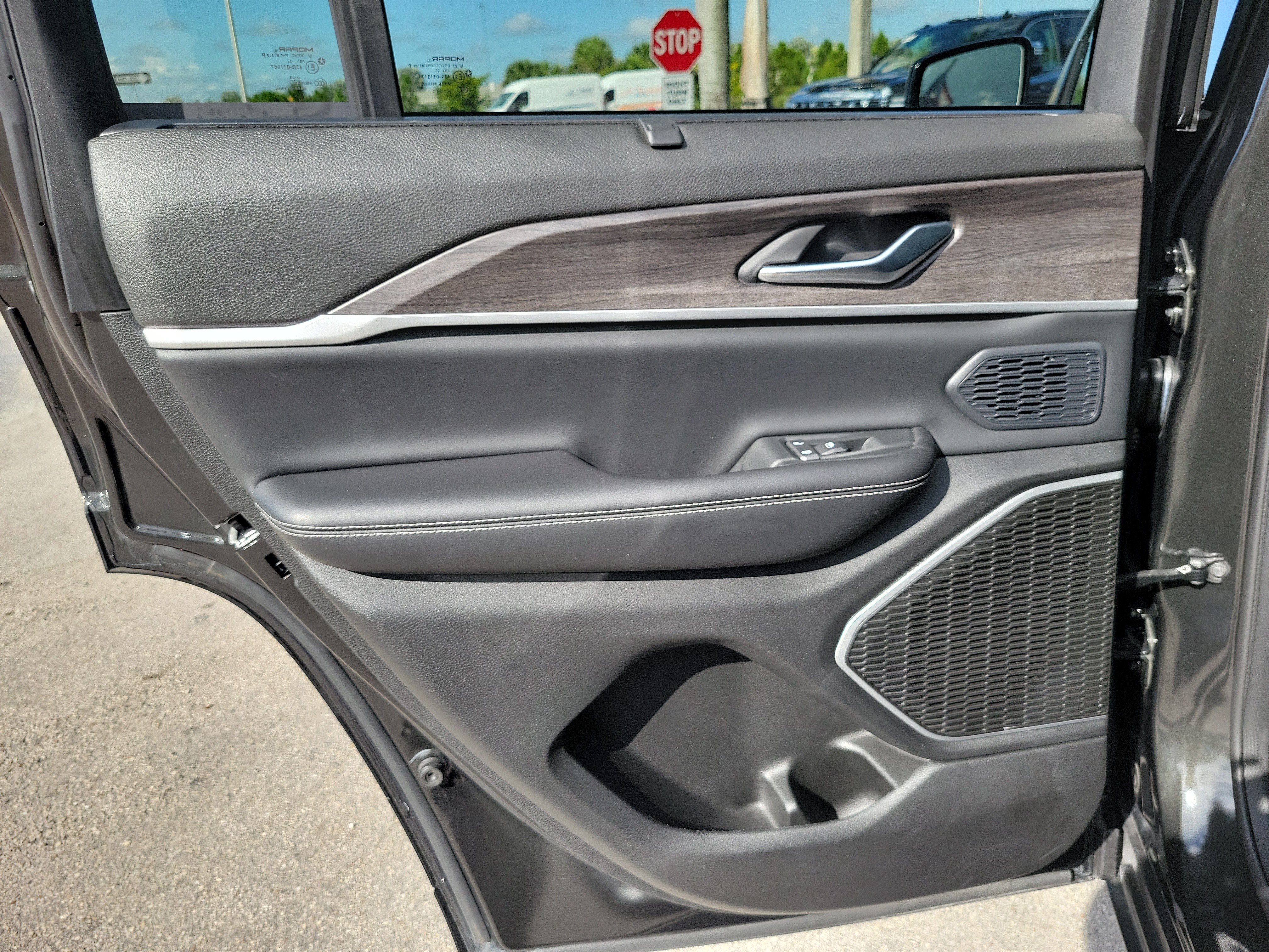 Used 2024 Jeep Grand Cherokee Limited w/ Luxury Tech Group II RWD image 27