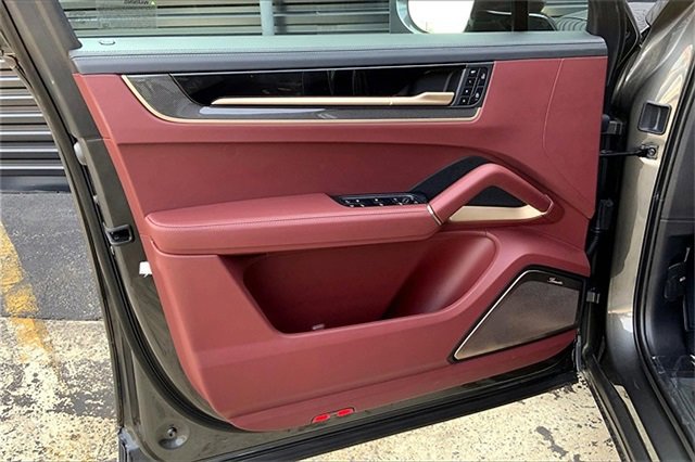 New 2025 Porsche Cayenne Turbo image 27