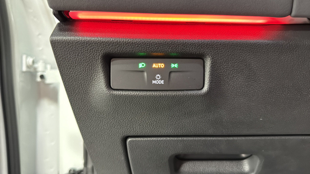 Certified 2025 Volkswagen Tiguan SE R-Line AWD/4WD image 21