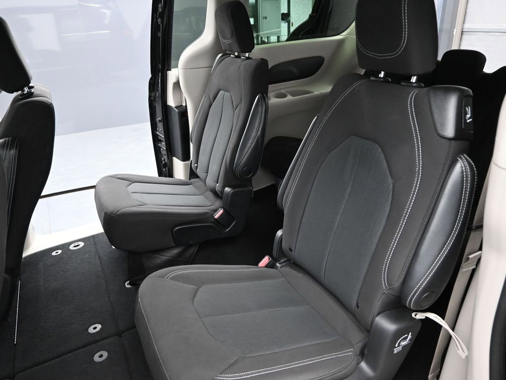 Used 2023 Chrysler Voyager LX image 15