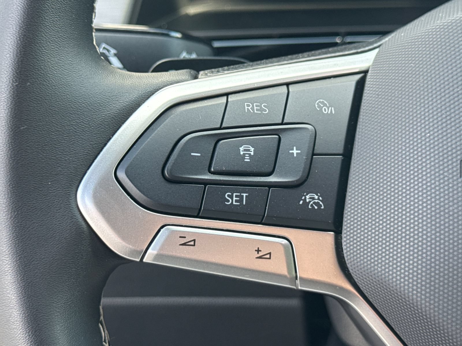Certified 2025 Volkswagen Atlas Cross Sport SE AWD/4WD image 33