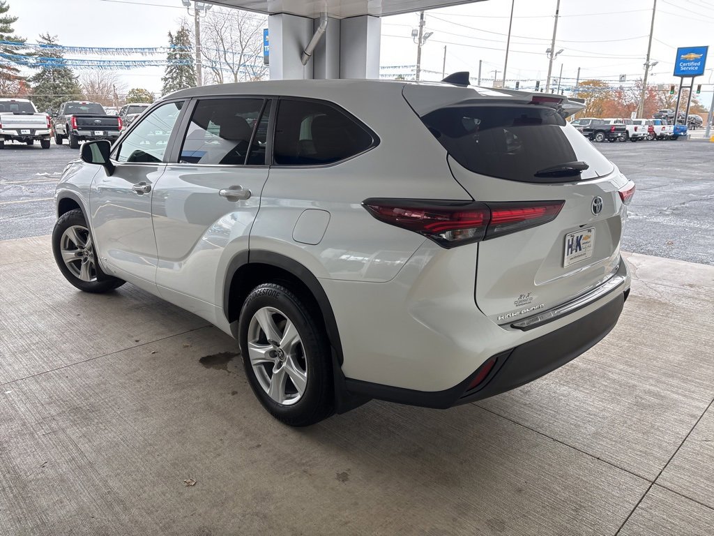 Used 2024 Toyota Highlander LE image 4