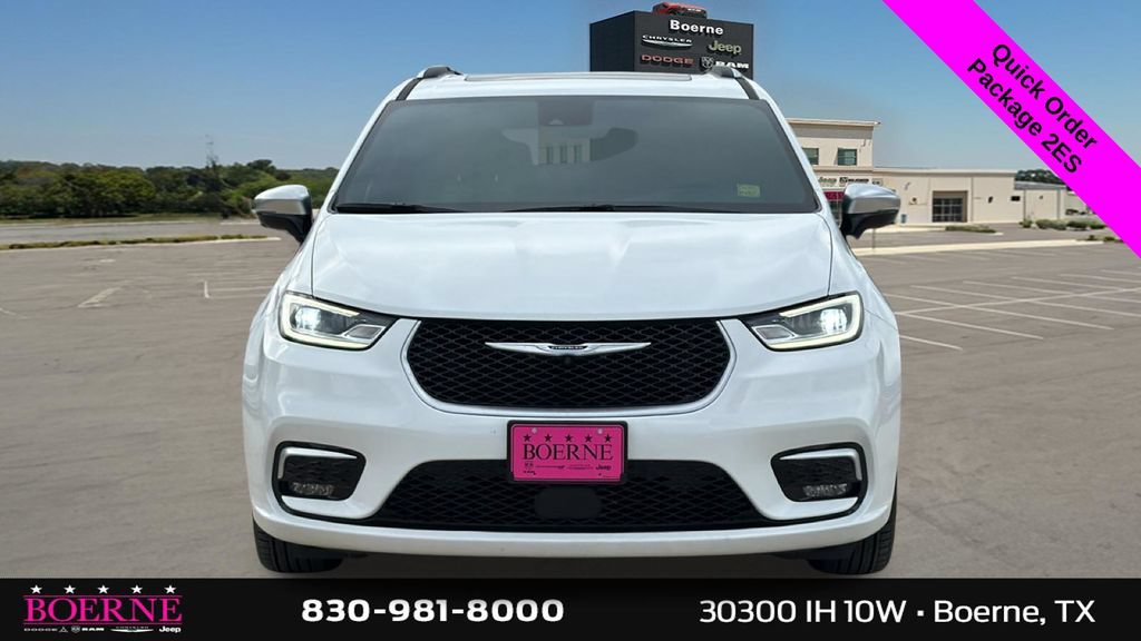 Used 2025 Chrysler Pacifica Pinnacle FWD image 8