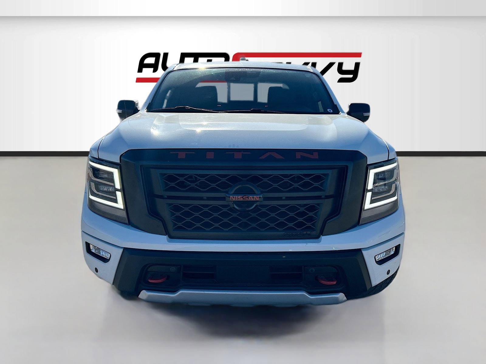 Used 2023 Nissan Titan PRO-4X w/ Pro-4x Convenience Package AWD/4WD image 2