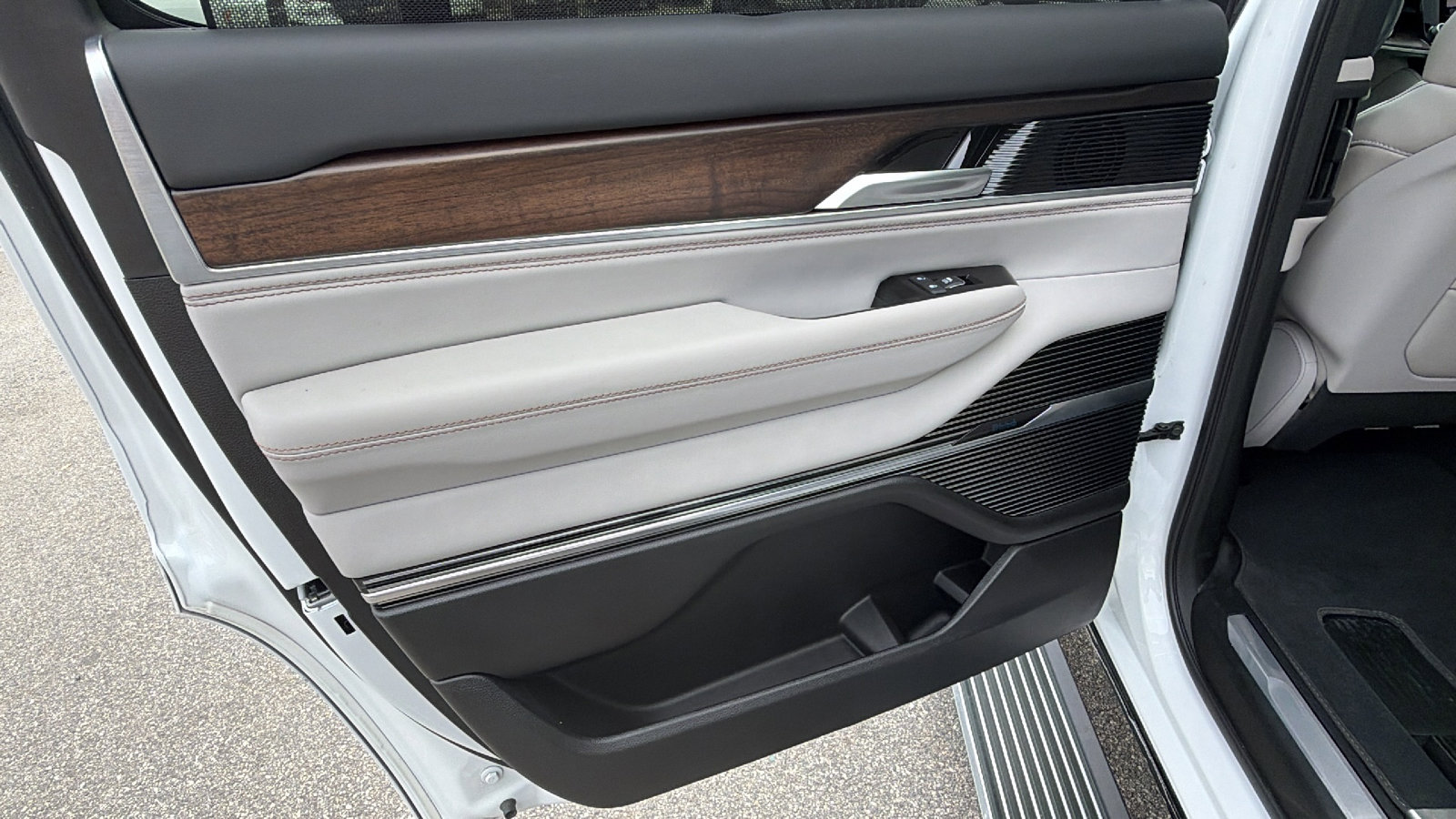 Used 2025 Jeep Grand Wagoneer 4WD image 24