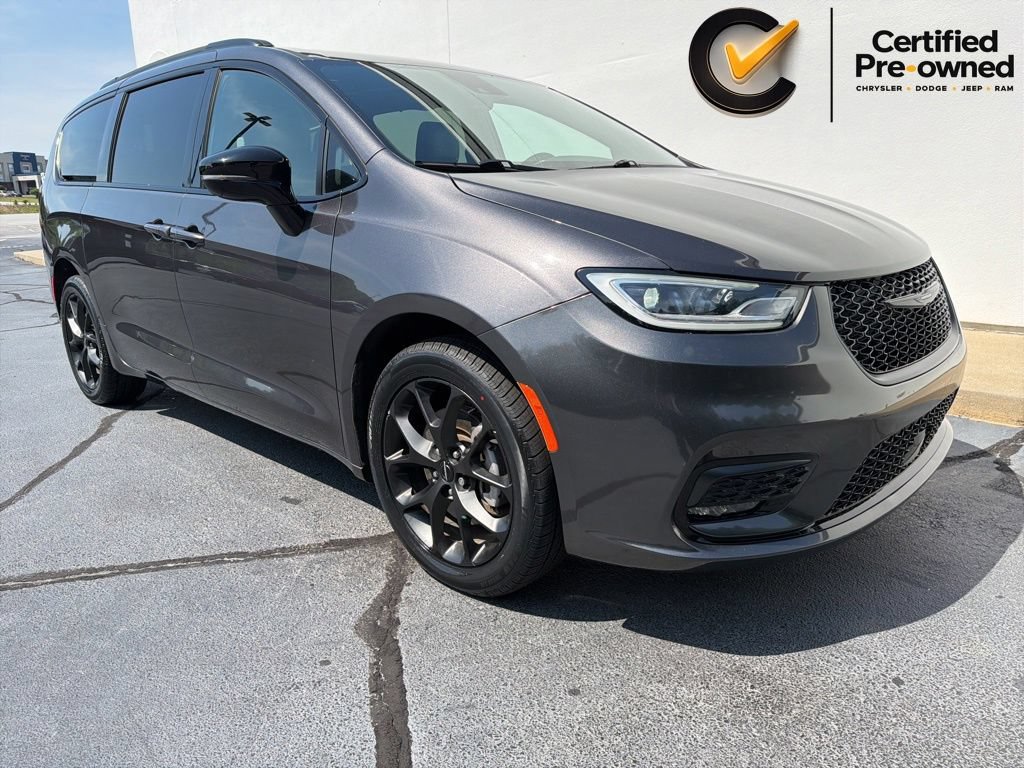 Certified 2023 Chrysler Pacifica Limited w/ Uconnect Theater Family Group AWD/4WD image 2