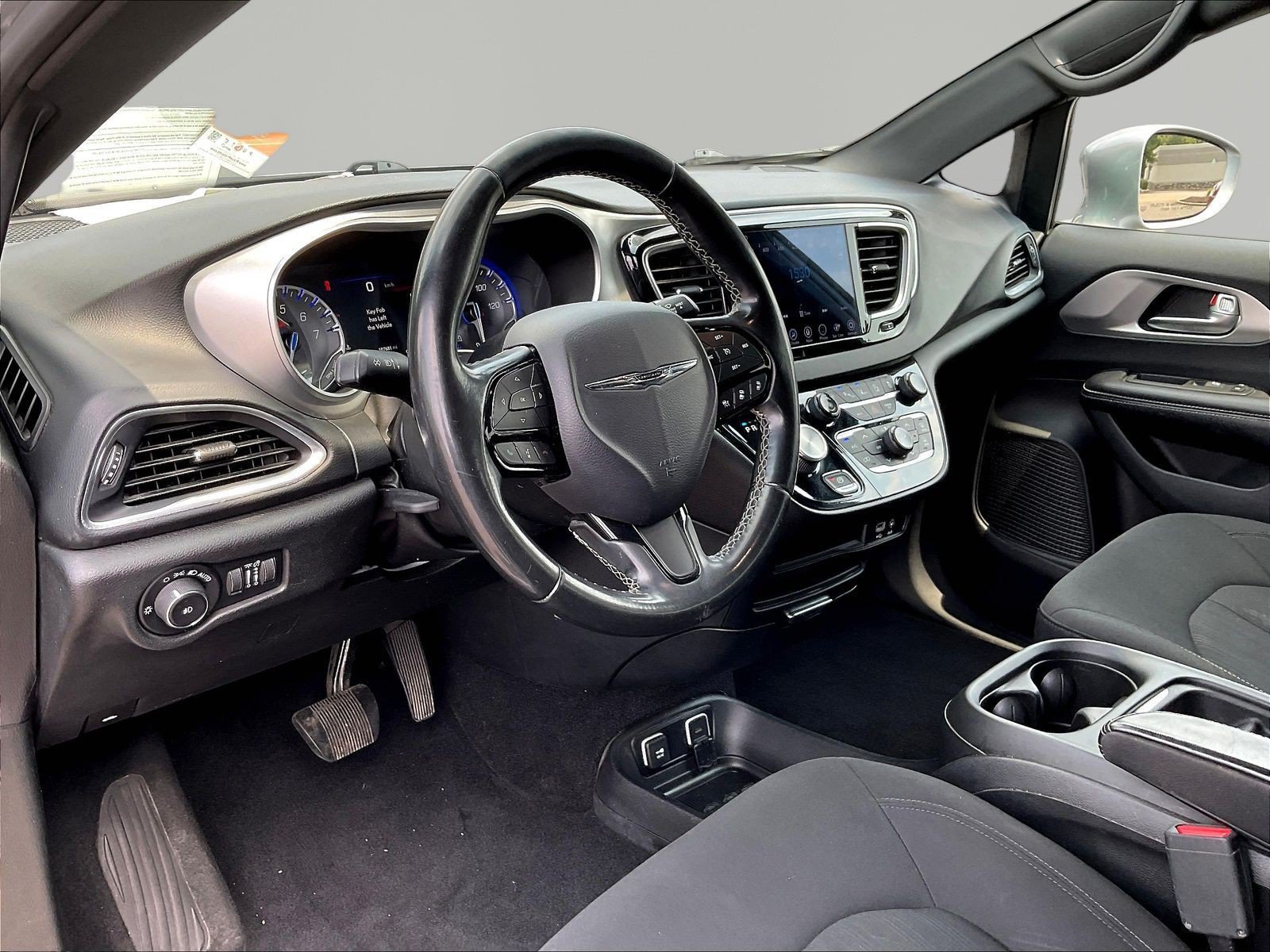Used 2019 Chrysler Pacifica Touring Plus w/ Advanced Safetytec Group FWD image 17