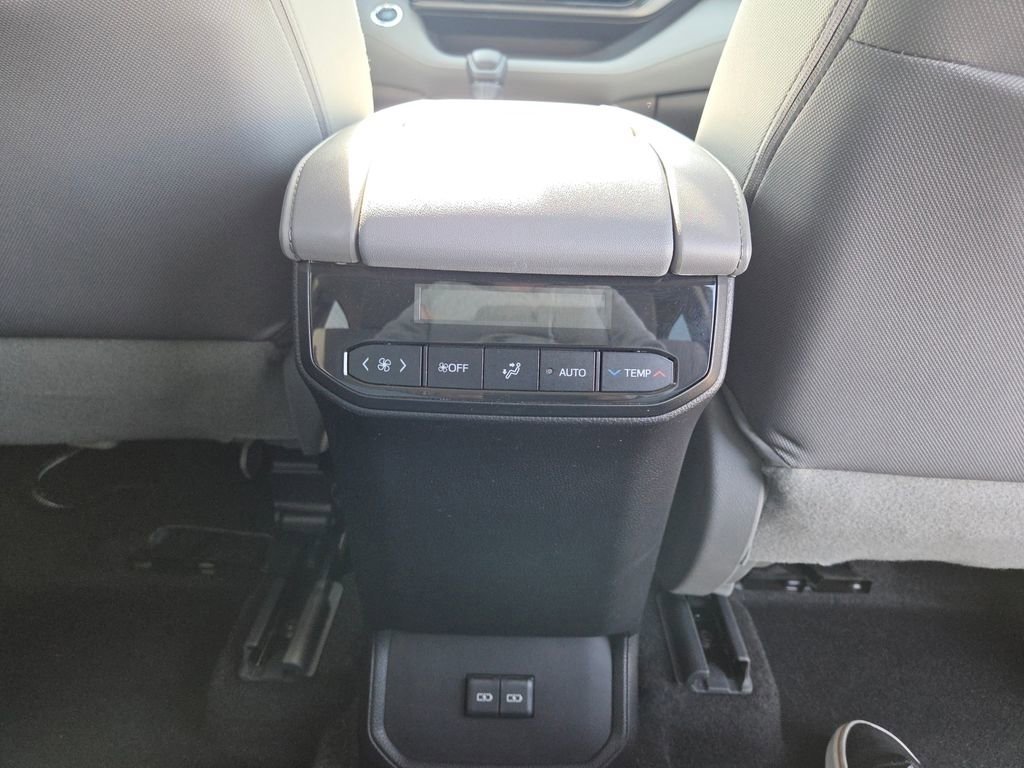 Used 2023 Toyota Highlander L image 8