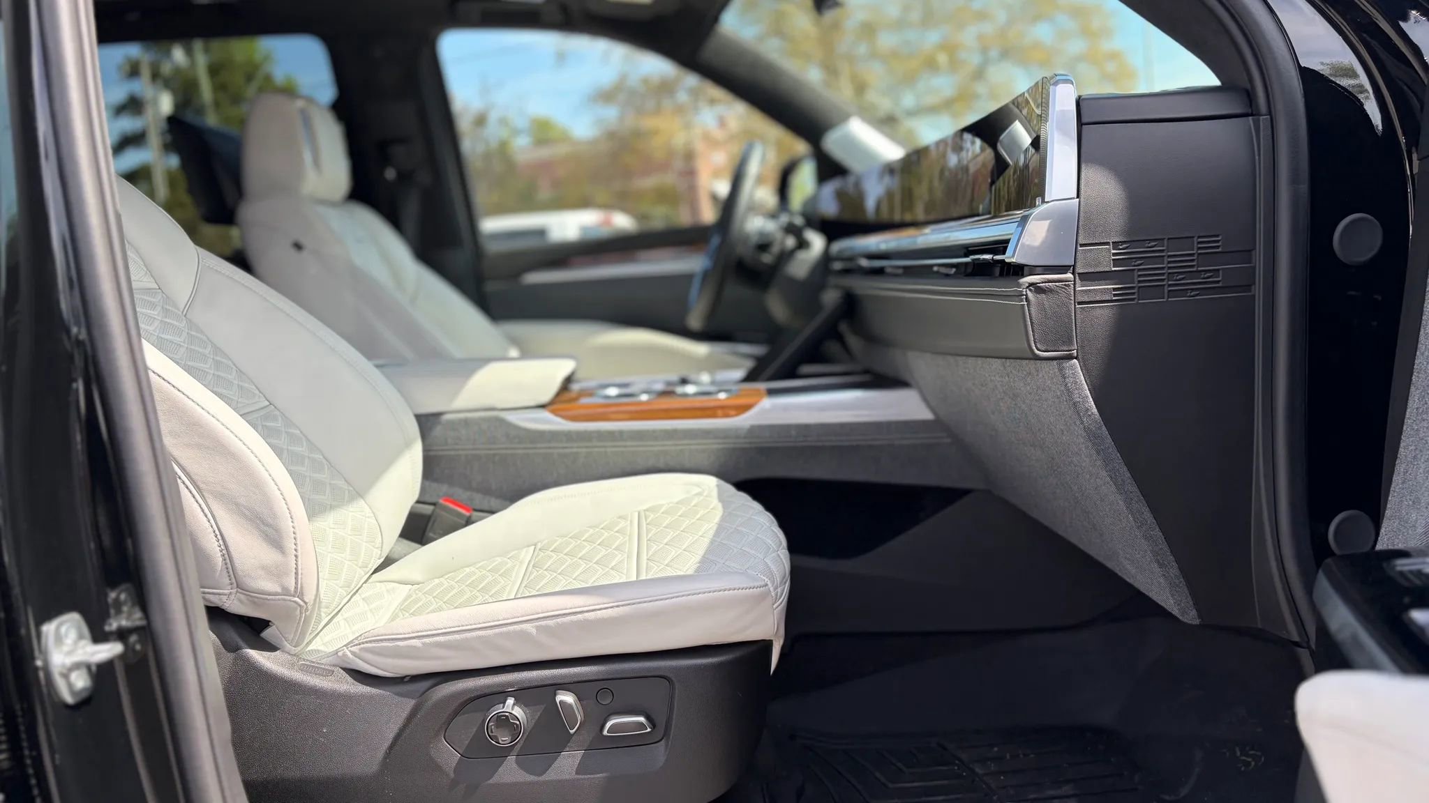 Used 2025 Cadillac Escalade Sport Platinum image 25
