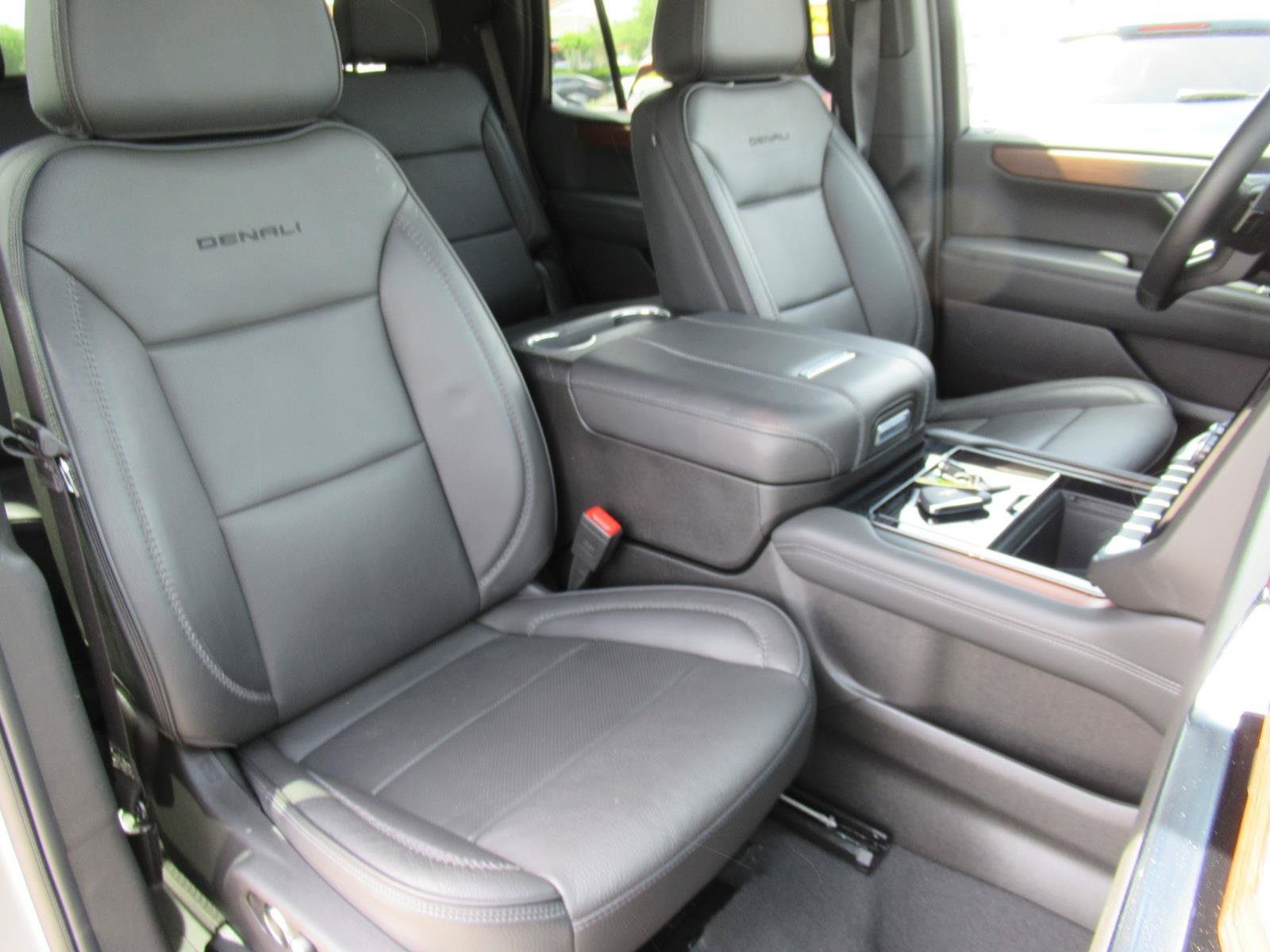 Used 2025 GMC Yukon Denali AWD/4WD image 9