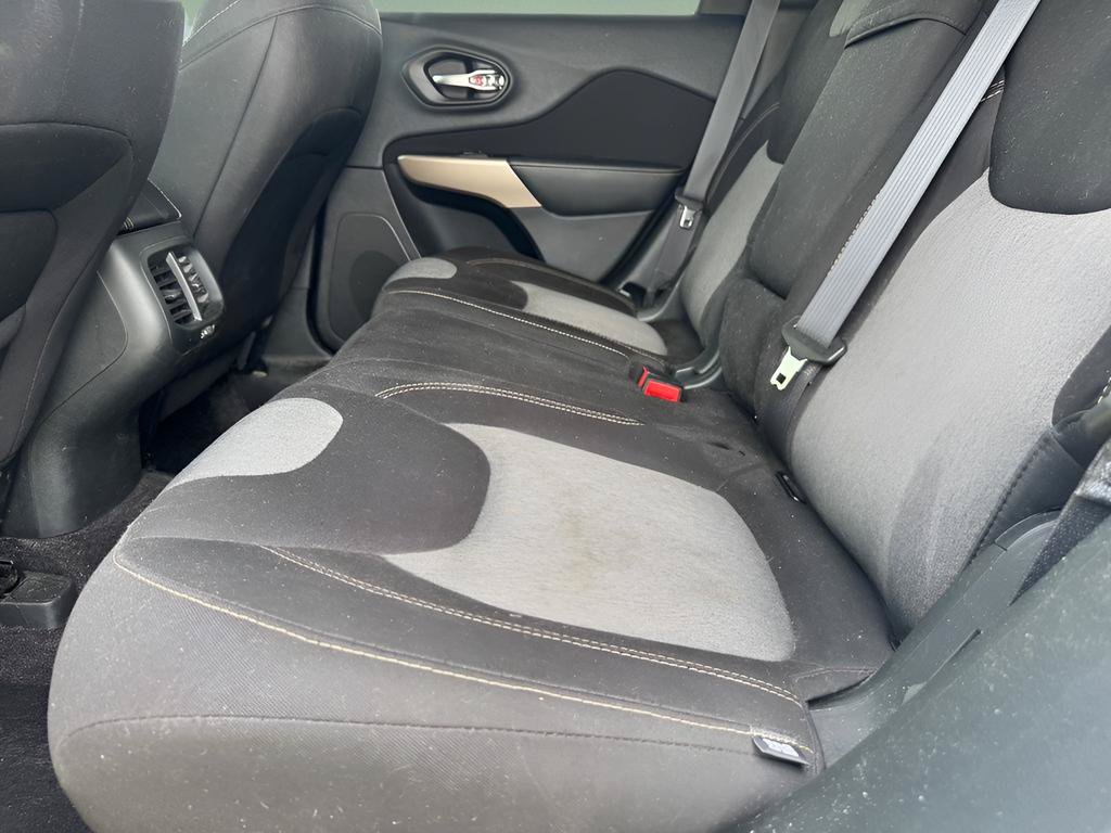 Used 2018 Jeep Cherokee Latitude w/ Altitude Package FWD image 14