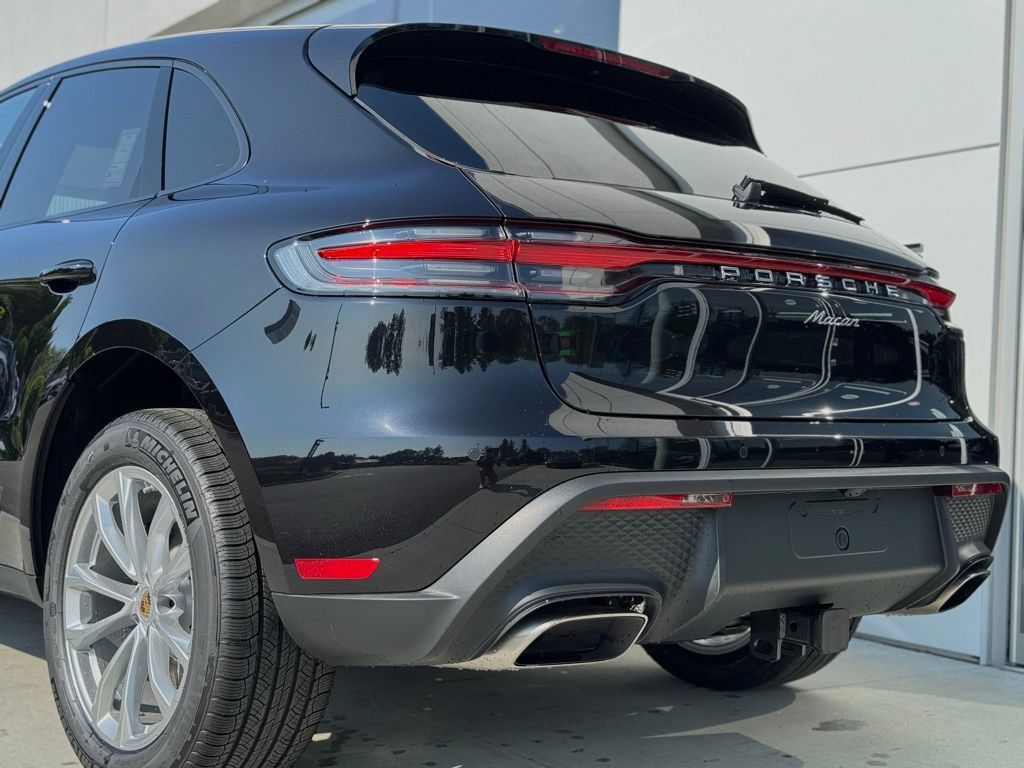 Certified 2025 Porsche Macan AWD/4WD image 10