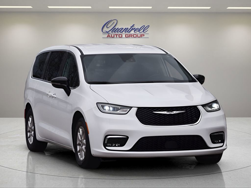 Used 2024 Chrysler Pacifica Touring-L image 2