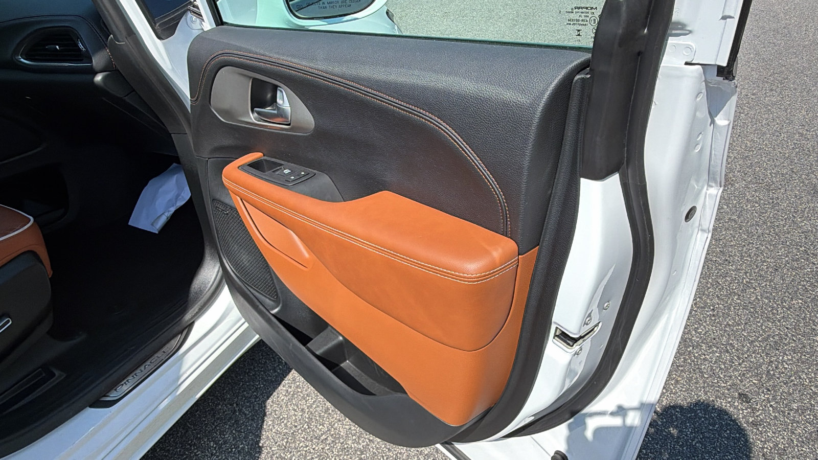Used 2024 Chrysler Pacifica Pinnacle FWD image 17