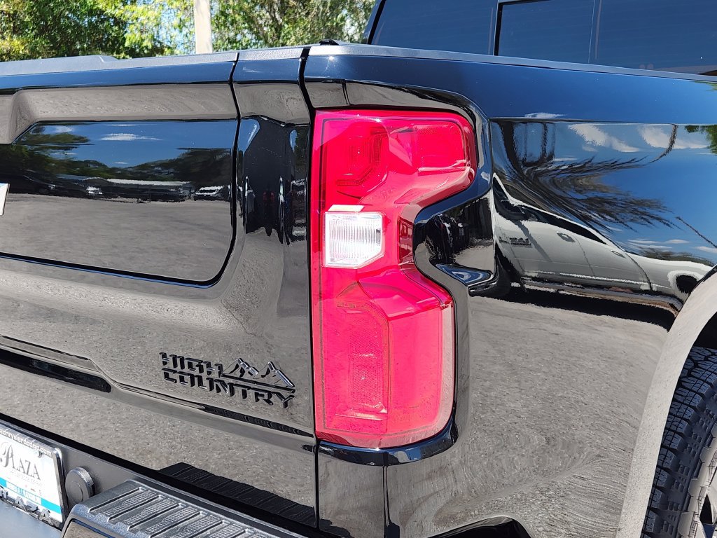 Used 2024 Chevrolet Silverado 1500 High Country w/ Midnight Edition AWD/4WD image 8