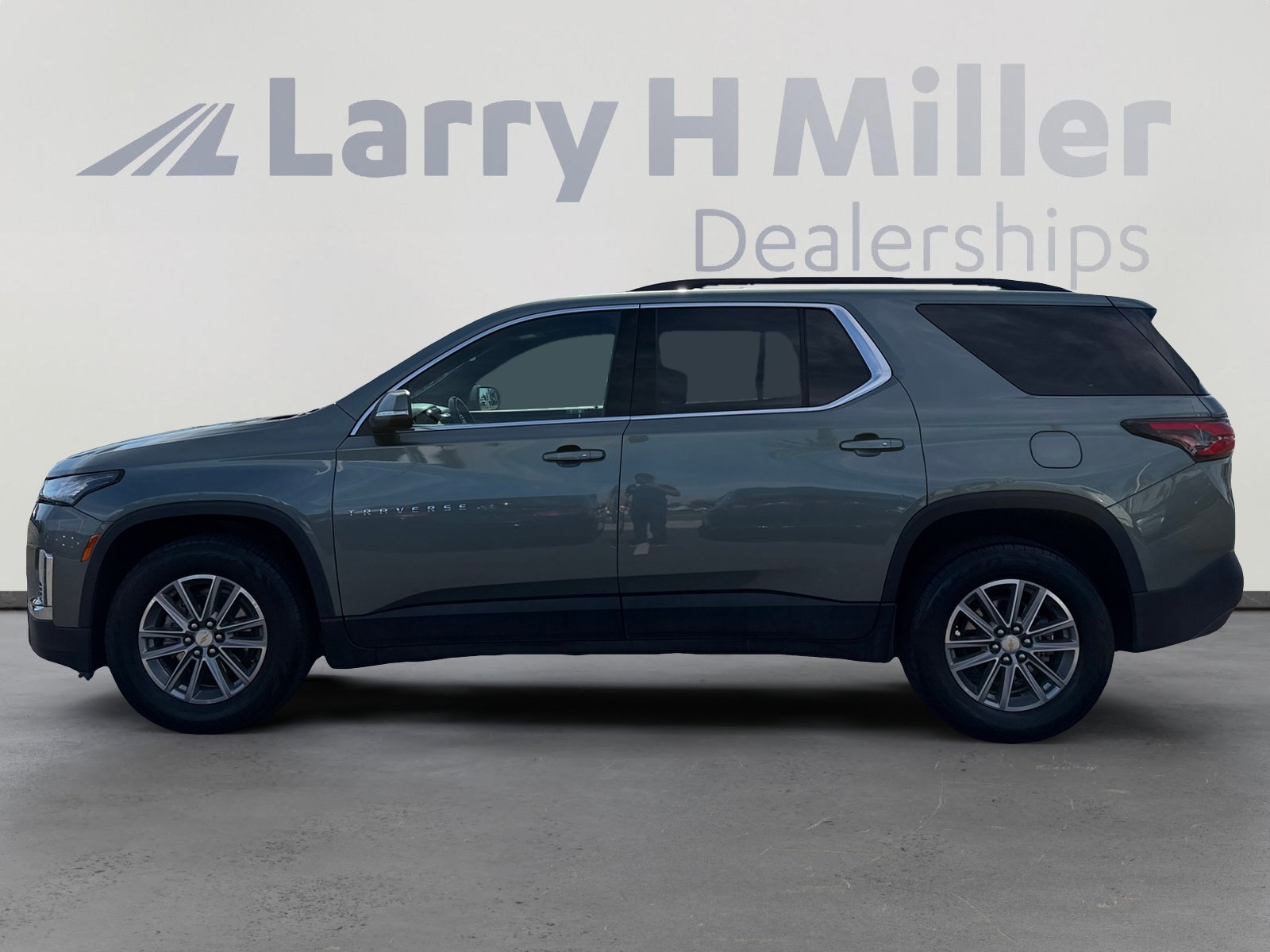 Used 2023 Chevrolet Traverse LT image 2