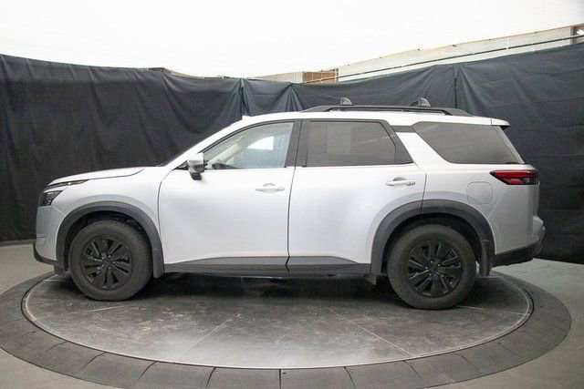 Used 2023 Nissan Pathfinder SV w/ SV Premium Package image 9