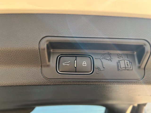 Used 2023 Ford Explorer XLT w/ Equipment Group 202A AWD/4WD image 18