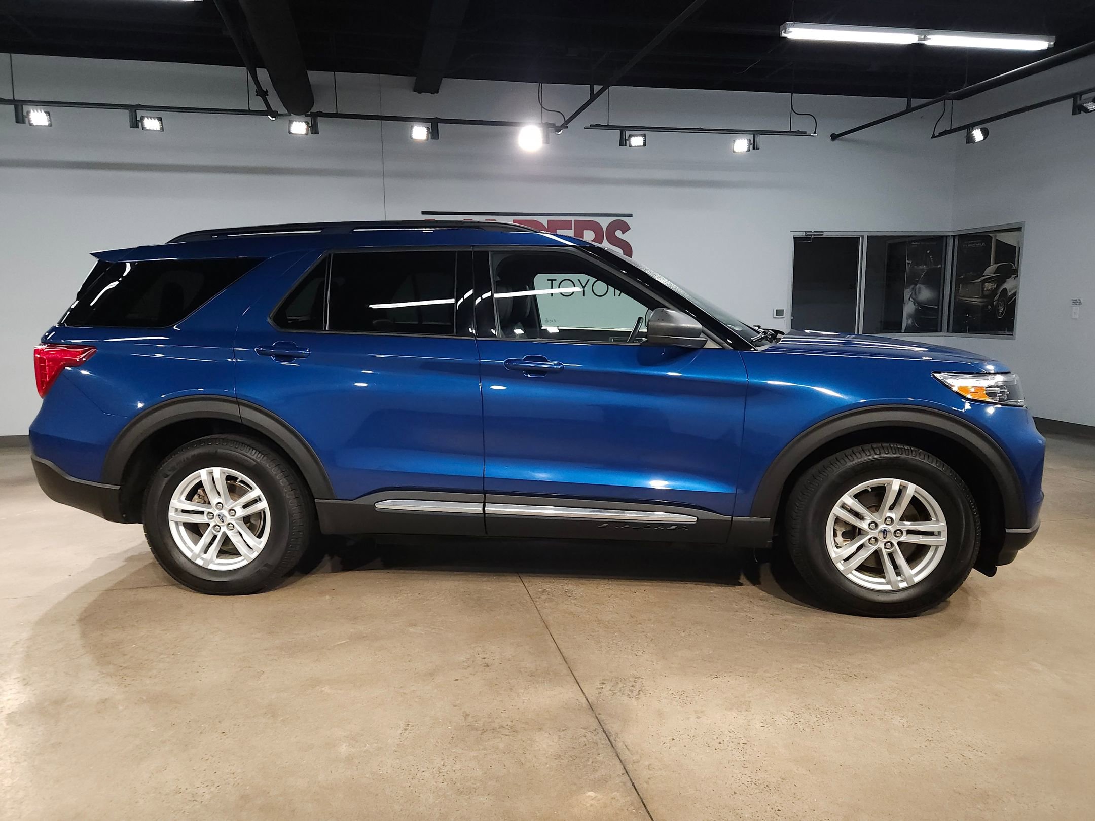 Used 2020 Ford Explorer XLT w/ Equipment Group 202A image 8