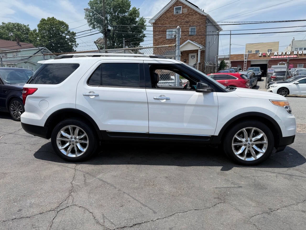 Used 2014 Ford Explorer XLT w/ Equipment Group 202A AWD/4WD image 7