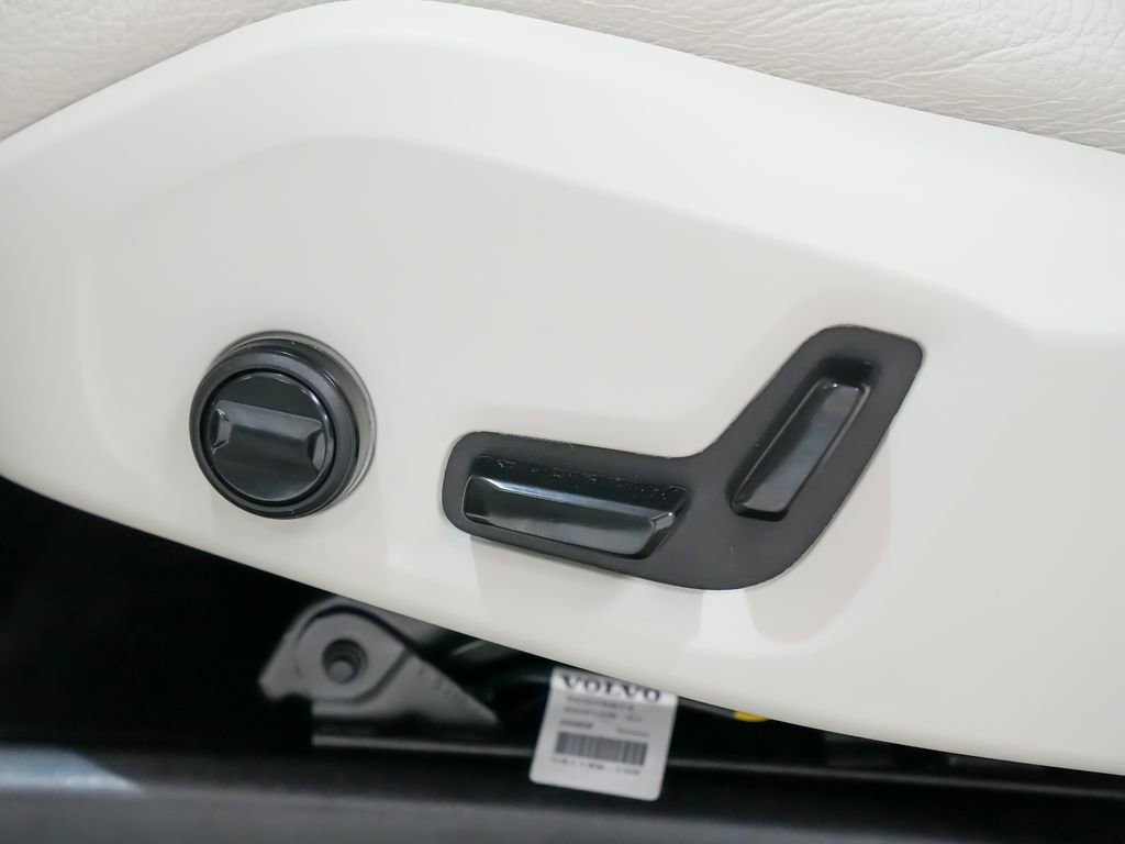 Used 2025 Volvo XC90 T8 Plus w/ Protection Package Premier AWD/4WD image 24