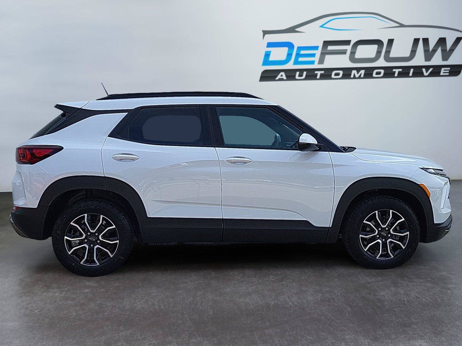 Used 2025 Chevrolet TrailBlazer ACTIV w/ Driver Confidence Package FWD image 2
