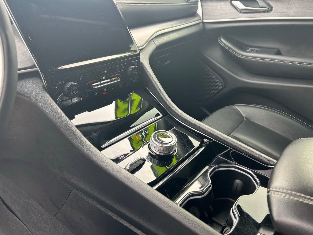 Used 2023 Jeep Grand Cherokee Limited image 23