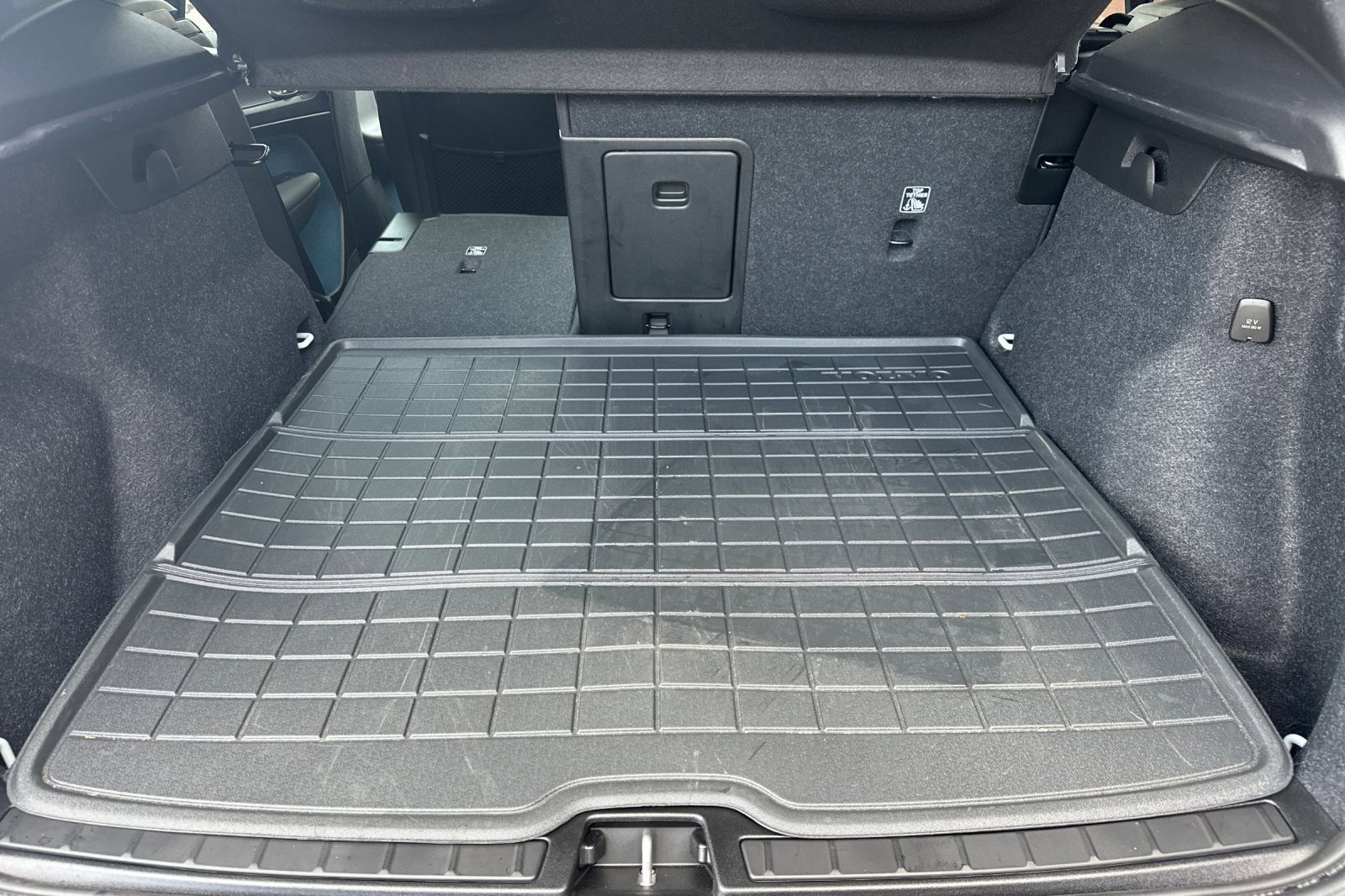 Used 2025 Volvo EX40 Ultra w/ Protection Package Premier image 18