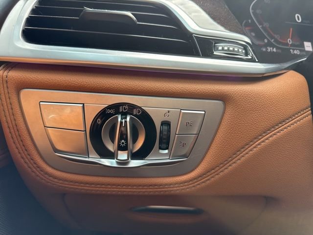 Used 2021 BMW 750i xDrive w/ M Sport Package image 28