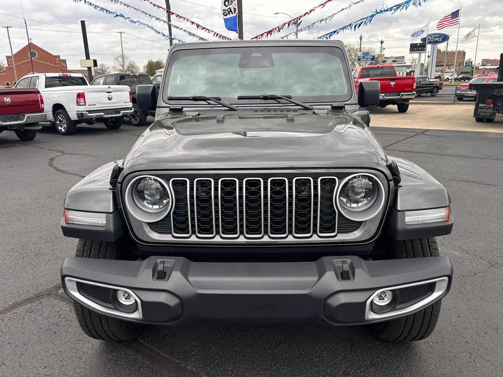 Used 2025 Jeep Wrangler Sahara image 2