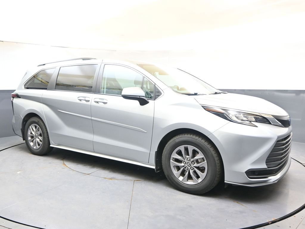 Used 2022 Toyota Sienna LE AWD/4WD image 7