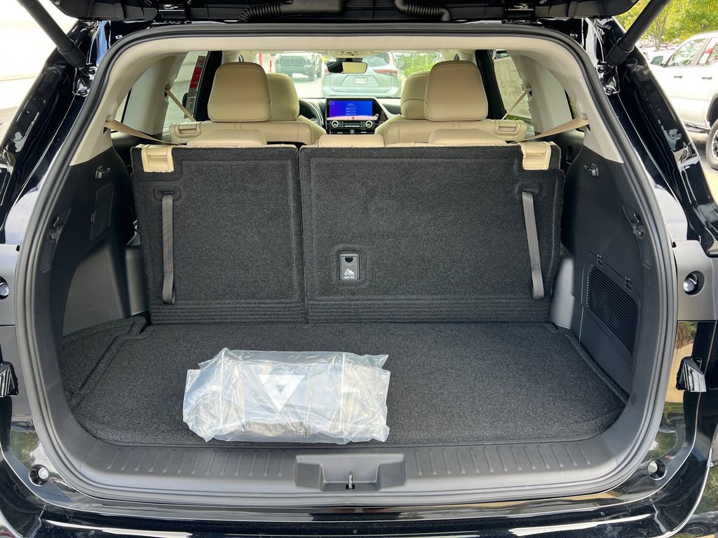 New 2025 Toyota Highlander XLE image 18