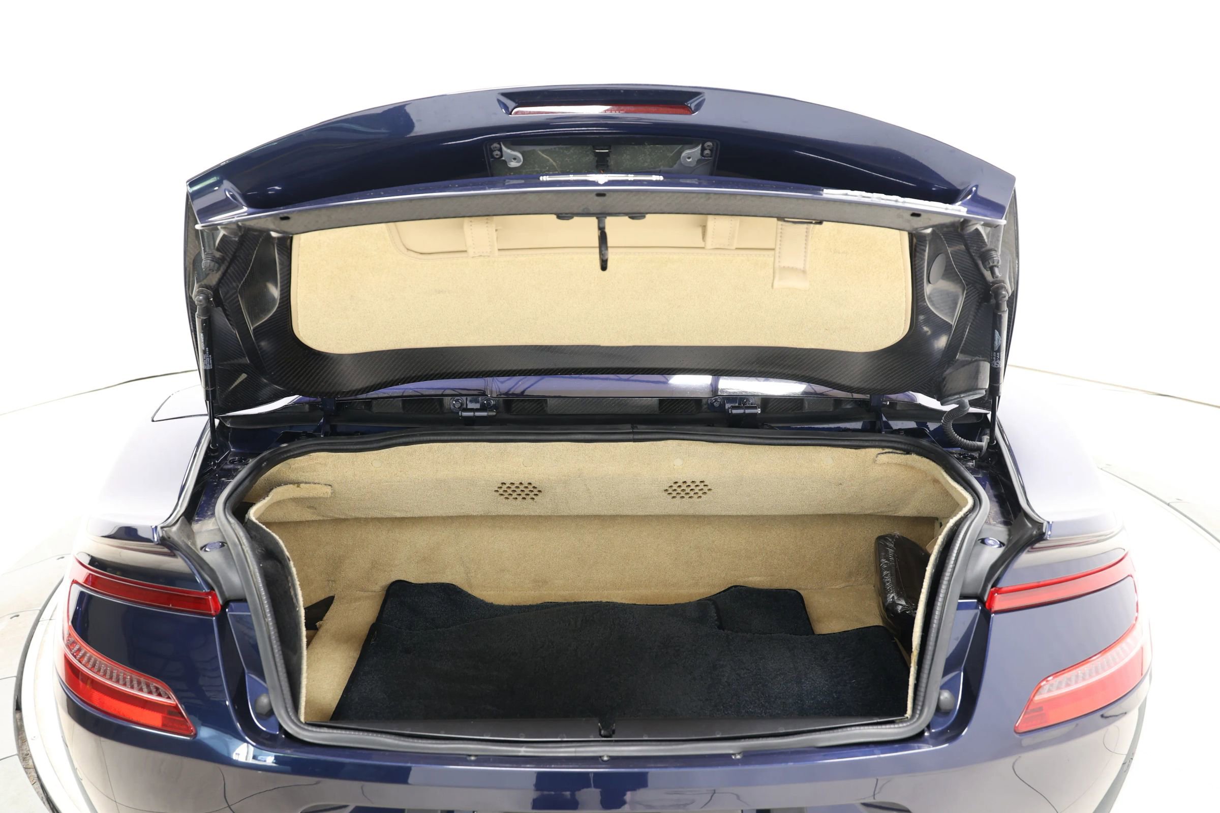 Used 2016 Aston Martin Vanquish Volante image 52