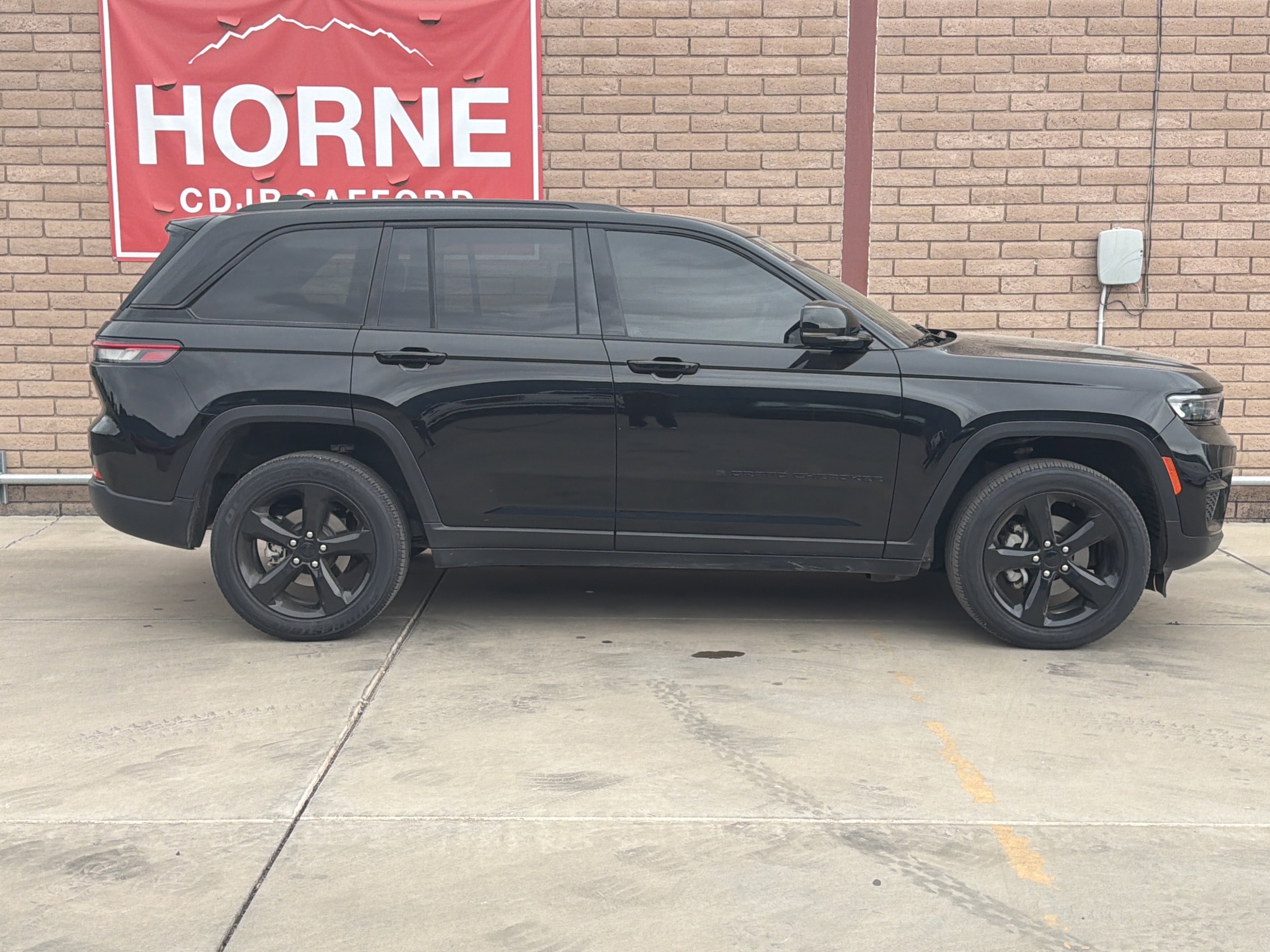 Used 2024 Jeep Grand Cherokee Altitude image 8